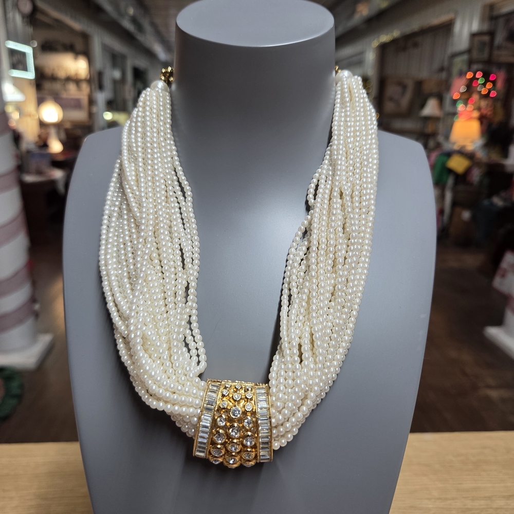 Elegant Pearl and Gold Necklace
